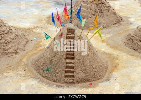 Piles de sable prêtes à créer des bâtiments de sable lors d'un festival traditionnel, Thaïlande Banque D'Images