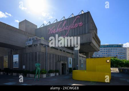 Londres, Royaume-Uni, 17 juin 2024, Tavares Strachan : There is Light Somewhere (18 juin - 1er septembre 2024). Cette exposition à la Hayward Gallery présente le travail de carrière mod de l'artiste New-yorkais Tavares Strachan. Son art met en lumière de manière éclatante les questions clés de la visibilité culturelle. Dédié à raconter des histoires perdues.., Andrew Lalchan Photography/Alamy Live News Banque D'Images