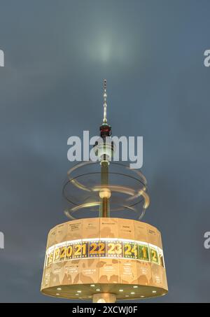 Berlin, Allemagne - 18 décembre 2023 - vue nocturne d'Urania-Weltzeituhr ou l'horloge mondiale - sphère tournante devant la tour de télévision de Berlin (Fernsehtu Banque D'Images