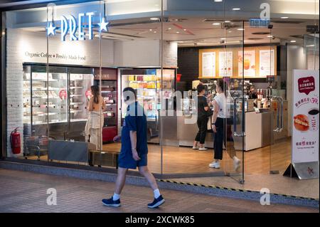 Hong Kong, Chine. 29 avril 2024. Un piéton passe devant la chaîne de sandwiches multinationale britannique pret A manger shop à Hong Kong. (Photo de Sebastian Ng/SOPA images/SIPA USA) crédit : SIPA USA/Alamy Live News Banque D'Images