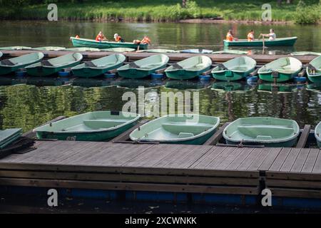 Parc public avec bateaux à louer garés sur l'eau par pont. Loisirs de nature active, repos en plein air Banque D'Images