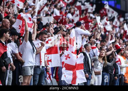 Dortmund. 18 juin 2024. Les fans de l'équipe Georgia acclament dans les tribunes lors du match de l'UEFA Euro 2024 Groupe F entre T¨¹rkiye et Georgia à Dortmund, Allemagne, le 18 juin 2024. Crédit : Pan Yulong/Xinhua/Alamy Live News Banque D'Images