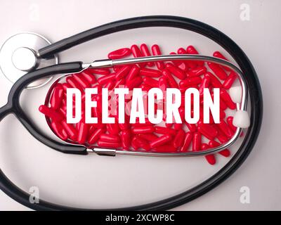 STETHOSCOPE et pilule capsule et texte DELTACRON, virus combine entre Delta virus et OMICRON. Banque D'Images