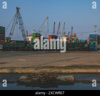 Jakarta, Indonésie - 9 mai 2024. Il y a beaucoup de grues, camions et conteneurs dans le Port Sunda kelapa. Banque D'Images