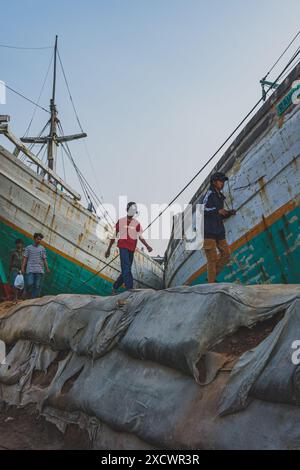 Jakarta, Indonésie - 9 mai 2024. Ils marchent près du port de Sunda Kelapa, il y a quelques scooners Phinisi amarrés à proximité. Banque D'Images