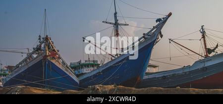 Jakarta, Indonésie - 9 mai 2024. Les navires sont amarrés au port de Sunda kelapa. Banque D'Images