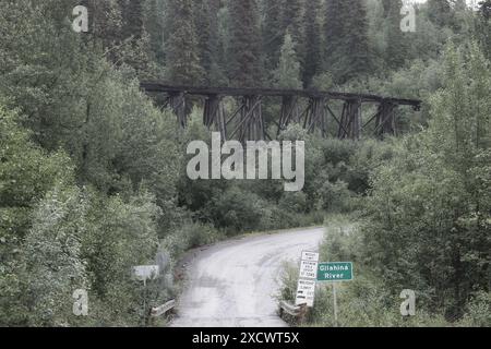 Vieux pont ferroviaire à Wrangell - réserve du parc national de St Elias un jour d'été en Alaska. Banque D'Images