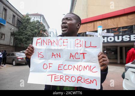 Nairobi, Kenya. 18 juin 2024. Un manifestant tient une pancarte pendant une manifestation pour s'opposer à un projet de loi de finances 2024. Les manifestants ont qualifié le projet de loi de punitif en raison des nouvelles taxes élevées proposées qui verront l'augmentation du coût de la vie qui est déjà élevé. La manifestation baptisée « Occupy Parliament » a coïncidé avec le dépôt du projet de loi au parlement kenyan. Le vote sur le projet de loi devrait avoir lieu le 20 juin 2024. (Photo de Boniface Muthoni/SOPA images/SIPA USA) crédit : SIPA USA/Alamy Live News Banque D'Images