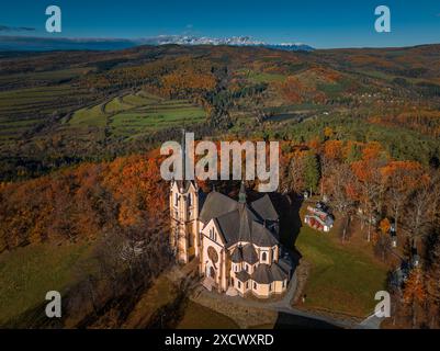 Levoca, Slovaquie - vue aérienne de la Basilique de la Visitation de la Bienheureuse Vierge Marie par une journée d'automne ensoleillée avec un feuillage d'automne coloré. High Tatra Banque D'Images