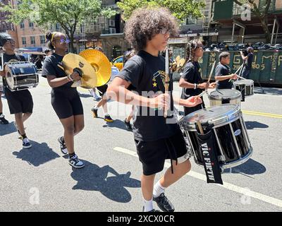 New York, N.Y. - 15 juin 2024 : participants à la 31e édition annuelle de Harlem Junetenth Celebration Parade, organisée par Masjid Malcom Shabazz. Junetenth est un jour férié fédéral consacré à la fin de l'esclavage aux États-Unis le 19 juin 1865, lorsque le major-général Gordon Granger ordonna l'application définitive de la Proclamation d'émancipation au Texas à la fin de la guerre de Sécession. Banque D'Images