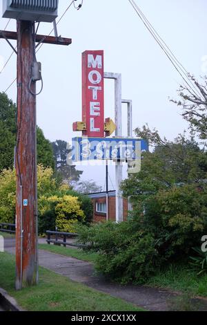 Le panneau de néon 3 Sisters Motel à Katoomba dans les Blue Mountains l'après-midi couvert Banque D'Images