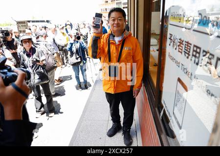 19 juin 2024, district de Minamitsuru, Yamanashi, Japon : Kotaro Nagasaki gouverneur de Yamanashi montre son code QR de réservation au 5e centre d'administration de la ligne Fuji Subaru, le point de départ le plus populaire pour gravir le mont Fuji. Le gouverneur Nagasaki a participé à une répétition en tant qu'alpiniste, montrant aux médias le fonctionnement actuel de la 5e station, y compris la collecte des droits d'entrée pour les grimpeurs. À partir de cette année, les autorités mettront en œuvre de nouvelles mesures telles qu’une limite de 4000 grimpeurs par jour, une augmentation des frais d’accès et un service à durée limitée. La saison de randonnée commence du 1er juillet à Septembe Banque D'Images