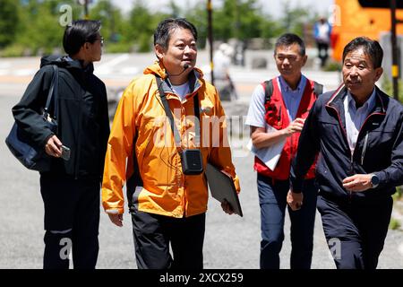 19 juin 2024, district de Minamitsuru, Yamanashi, Japon : Kotaro Nagasaki gouverneur de Yamanashi arrive à la 5ème station de la ligne Fuji Subaru, le point de départ le plus populaire pour gravir le Mont Fuji. Le gouverneur Nagasaki a participé à une répétition en tant qu'alpiniste, montrant aux médias le fonctionnement actuel de la 5e station, y compris la collecte des droits d'entrée pour les grimpeurs. À partir de cette année, les autorités mettront en œuvre de nouvelles mesures telles qu’une limite de 4000 grimpeurs par jour, une augmentation des frais d’accès et un service à durée limitée. La saison de randonnée commence du 1er juillet au 10 septembre. (Crédit image : © Rodrigo Rey Banque D'Images