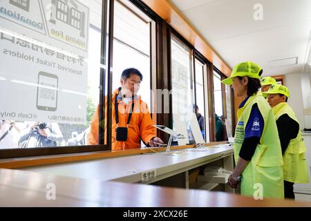 19 juin 2024, district de Minamitsuru, Yamanashi, Japon : Kotaro Nagasaki gouverneur de Yamanashi scanne son code QR de réservation au 5e centre d'administration de la ligne Fuji Subaru, le point de départ le plus populaire pour gravir le mont Fuji. Le gouverneur Nagasaki a participé à une répétition en tant qu'alpiniste, montrant aux médias le fonctionnement actuel de la 5e station, y compris la collecte des droits d'entrée pour les grimpeurs. À partir de cette année, les autorités mettront en œuvre de nouvelles mesures telles qu’une limite de 4000 grimpeurs par jour, une augmentation des frais d’accès et un service à durée limitée. La saison de randonnée commence du 1er juillet à Septembe Banque D'Images