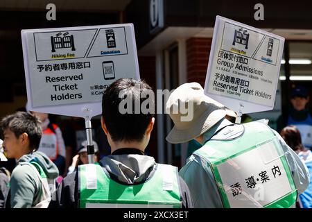 19 juin 2024, district de Minamitsuru, Yamanashi, Japon : les membres du personnel montrent des informations pour les grimpeurs à la 5ème station de la ligne Fuji Subaru, le point de départ le plus populaire pour gravir le Mont Fuji. Le gouverneur Nagasaki a participé à une répétition en tant qu'alpiniste, montrant aux médias le fonctionnement actuel de la 5e station, y compris la collecte des droits d'entrée pour les grimpeurs. À partir de cette année, les autorités mettront en œuvre de nouvelles mesures telles qu’une limite de 4000 grimpeurs par jour, une augmentation des frais d’accès et un service à durée limitée. La saison de randonnée commence du 1er juillet au 10 septembre. (Crédit image : © Rodrigo Re Banque D'Images