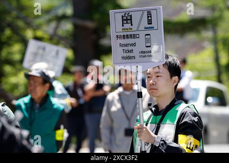 19 juin 2024, district de Minamitsuru, Yamanashi, Japon : un membre du personnel montre des informations pour les grimpeurs à la 5ème station de la ligne Fuji Subaru, le point de départ le plus populaire pour gravir le Mont Fuji. Le gouverneur Nagasaki a participé à une répétition en tant qu'alpiniste, montrant aux médias le fonctionnement actuel de la 5e station, y compris la collecte des droits d'entrée pour les grimpeurs. À partir de cette année, les autorités mettront en œuvre de nouvelles mesures telles qu’une limite de 4000 grimpeurs par jour, une augmentation des frais d’accès et un service à durée limitée. La saison de randonnée commence du 1er juillet au 10 septembre. (Crédit image : © Rodrigo Banque D'Images