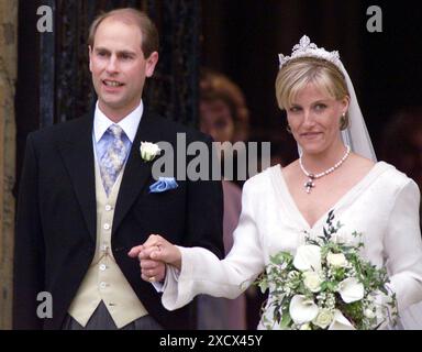 Photo du dossier datée du 19/06/99 du prince Édouard, le plus jeune fils de la reine Elizabeth II de Grande-Bretagne, et de son épouse Sophie Rhys-Jones quittent la chapelle de Georges au château de Windsor à la suite de leur mariage. Date d'émission : mardi 18 juin 2024. Banque D'Images