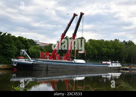 Ein Hochdruck-Gasabscheider, den die Firma Leffer i8n Dudweiler gebaut Hat, wird am Dienstag 18.6.2024 an der Roro-Verladestelle der Saar in Saarbrücken mit Schwerlastkränen in ein Schiff gehoben. Die 175,85 Tonnen schwere Anlage wird nach Norwegen verschifft und lag mehrere Tage an der Saar wir berichteten. DAS Saarländische Familienunternehmen Leffer aus Dudweiler, ein Weltkonzern für den Stahl- und Apparatebau, Hat den Abscheider mit einem Schwertransport zur Saar gebracht, jetzt geht es über Wasserstraßen weiter zum Ziel. Der Reaktor War mehrere Tage bewacht worden, um Vandalismus zu verhi Banque D'Images