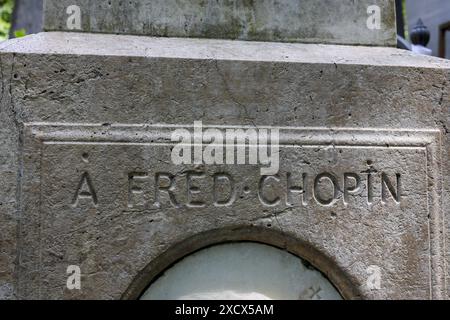 Paris, France - 8 juin 2024 : Pierre de tête du compositeur frédéric Chopin au cimetière du père-lachaise. Nom gravé. Aucune personne visible Banque D'Images