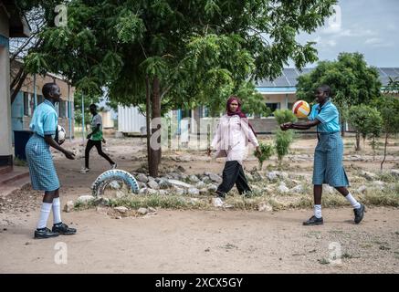 Turkana, Kenya. 18 juin 2024. Les élèves jouent au volleyball à l’école secondaire pour filles Lifeworks Tumaini du camp de réfugiés de Kakuma à Turkana, au Kenya, le 18 juin 2024. L'école a été créée en 2014 et soutenue par le HCR et le gouvernement du Kenya. Il y a plus de 300 étudiants de dix pays, dont le Soudan du Sud, l'Éthiopie, la Somalie, la République démocratique du Congo et le Kenya. Crédit : Wang Guansen/Xinhua/Alamy Live News Banque D'Images