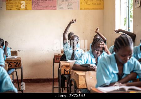 Turkana, Kenya. 18 juin 2024. Les élèves suivent un cours à l'école secondaire de filles Lifeworks Tumaini du camp de réfugiés de Kakuma à Turkana, au Kenya, le 18 juin 2024. L'école a été créée en 2014 et soutenue par le HCR et le gouvernement du Kenya. Il y a plus de 300 étudiants de dix pays, dont le Soudan du Sud, l'Éthiopie, la Somalie, la République démocratique du Congo et le Kenya. Crédit : Wang Guansen/Xinhua/Alamy Live News Banque D'Images