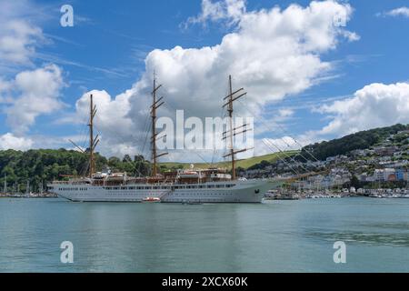 Le Sea Cloud Spirit, un navire de croisière entièrement gréé à trois mâts, mouille sur la rivière Dart à Dartmouth Banque D'Images