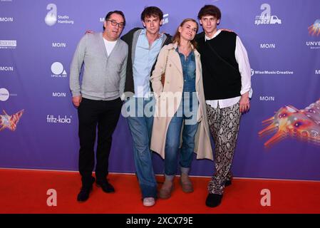 Albrecht Ganzkopf, Emil Belton, Andrea Luedke und Oskar Belton beim moin Mittsommer Jahresempfang 2023 der Filmförderung Hamburg Schleswig-Holstein im Theater Kampnagel. Hambourg, 18.06.2024 Albrecht Ganzkopf, Emil Belton, Andrea Luedke und Oskar Belton beim moin Mittsommerfest auf Kampnagel., Hamburg Hamburg Deutschland Kampnagel *** Albrecht Ganzkopf, Emil Belton, Andrea Luedke et Oskar Belton à la réception annuelle 2023 du Filmförderung Hamburg Schleswig Holstein au Theater Kampnagel Hamburg 18 06 2024 Albrecht Ganzkopf, Emil Belton, Andrea Luedke et Oskar Belton au M Banque D'Images