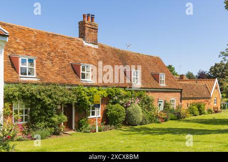 Chalets de village anglais traditionnels, avec une maison Savills pour le signe de vente. Orford, Suffolk. ROYAUME-UNI Banque D'Images