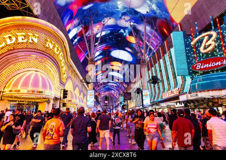 Spectacle de lumière Viva Vision et façades au néon des casinos au Fremont Street Experience, Las Vegas, Nevada, États-Unis Banque D'Images