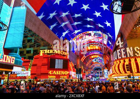 Spectacle de lumière Viva Vision et façades au néon des casinos au Fremont Street Experience, Las Vegas, Nevada, États-Unis Banque D'Images