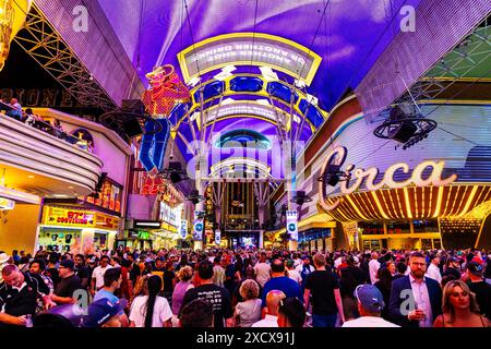 Spectacle de lumière Viva Vision et façades au néon des casinos au Fremont Street Experience, Las Vegas, Nevada, États-Unis Banque D'Images