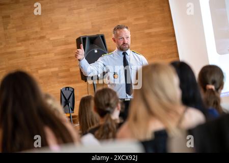 Bamberg, Allemagne. 17 juin 2024. Dhany Sahm, responsable de la jeunesse, parle à une classe de Bamberg. Les responsables de la jeunesse de la Bundeswehr viennent dans les écoles sur demande. En tant que conférenciers pour l'éducation politique, ils fournissent des informations sur la politique de sécurité et l'importance des soldats. Crédit : Pia Bayer/dpa/Alamy Live News Banque D'Images