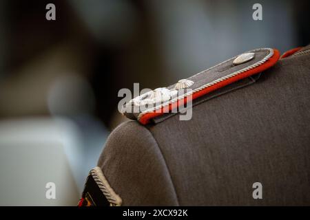 Bamberg, Allemagne. 17 juin 2024. Un soldat de la Bundeswehr est assis dans les rangs d'une classe scolaire. Son épaulette l'identifie comme lieutenant-colonel. Crédit : Pia Bayer/dpa/Alamy Live News Banque D'Images