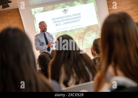 Bamberg, Allemagne. 17 juin 2024. Dhany Sahm, responsable de la jeunesse, parle à une classe de Bamberg. Les responsables de la jeunesse de la Bundeswehr viennent dans les écoles sur demande. En tant que conférenciers pour l'éducation politique, ils fournissent des informations sur la politique de sécurité et l'importance des soldats. Crédit : Pia Bayer/dpa/Alamy Live News Banque D'Images