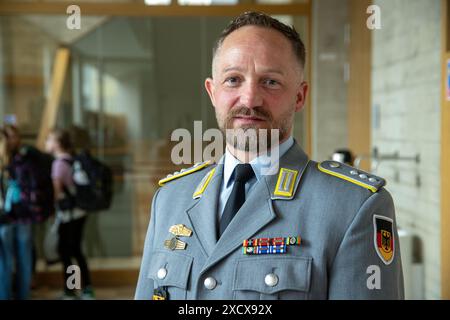 Bamberg, Allemagne. 17 juin 2024. Portrait de l'officier de jeunesse Dhany Sahm. Les officiers de la jeunesse de la Bundeswehr viennent dans les écoles sur demande. En tant que conférenciers de l'éducation politique, ils fournissent des informations sur la politique de sécurité et l'importance des soldats. Crédit : Pia Bayer/dpa/Alamy Live News Banque D'Images