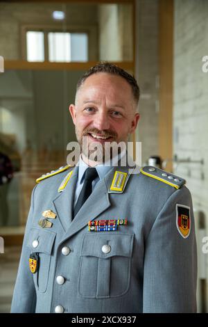 Bamberg, Allemagne. 17 juin 2024. Un portrait de l'officier de jeunesse Dhany Sahm. Les officiers de la jeunesse de la Bundeswehr viennent dans les écoles sur demande. En tant que conférenciers de l'éducation politique, ils fournissent des informations sur la politique de sécurité et l'importance des soldats. Crédit : Pia Bayer/dpa/Alamy Live News Banque D'Images