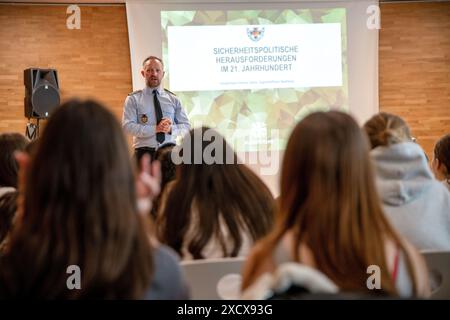 Bamberg, Allemagne. 17 juin 2024. Dhany Sahm, responsable de la jeunesse, parle à une classe de Bamberg. Les responsables de la jeunesse de la Bundeswehr viennent dans les écoles sur demande. En tant que conférenciers pour l'éducation politique, ils fournissent des informations sur la politique de sécurité et l'importance des soldats. Crédit : Pia Bayer/dpa/Alamy Live News Banque D'Images