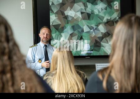 Bamberg, Allemagne. 17 juin 2024. Dhany Sahm, responsable de la jeunesse, parle à une classe de Bamberg. Les responsables de la jeunesse de la Bundeswehr viennent dans les écoles sur demande. En tant que conférenciers pour l'éducation politique, ils fournissent des informations sur la politique de sécurité et l'importance des soldats. Crédit : Pia Bayer/dpa/Alamy Live News Banque D'Images