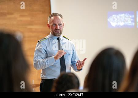 Bamberg, Allemagne. 17 juin 2024. Dhany Sahm, responsable de la jeunesse, parle à une classe de Bamberg. Les responsables de la jeunesse de la Bundeswehr viennent dans les écoles sur demande. En tant que conférenciers pour l'éducation politique, ils fournissent des informations sur la politique de sécurité et l'importance des soldats. Crédit : Pia Bayer/dpa/Alamy Live News Banque D'Images