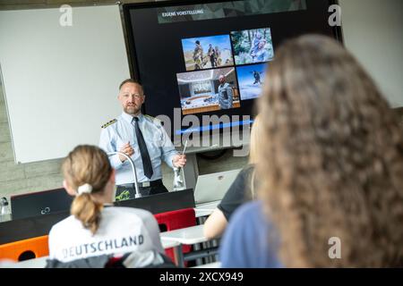 Bamberg, Allemagne. 17 juin 2024. Dhany Sahm, responsable de la jeunesse, parle à une classe de Bamberg. Les responsables de la jeunesse de la Bundeswehr viennent dans les écoles sur demande. En tant que conférenciers pour l'éducation politique, ils fournissent des informations sur la politique de sécurité et l'importance des soldats. Crédit : Pia Bayer/dpa/Alamy Live News Banque D'Images