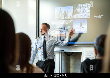 Bamberg, Allemagne. 17 juin 2024. Dhany Sahm, responsable de la jeunesse, parle à une classe de Bamberg. Les responsables de la jeunesse de la Bundeswehr viennent dans les écoles sur demande. En tant que conférenciers pour l'éducation politique, ils fournissent des informations sur la politique de sécurité et l'importance des soldats. Crédit : Pia Bayer/dpa/Alamy Live News Banque D'Images