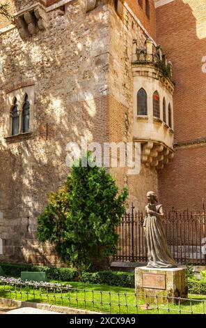 Statue de Catherine d'Aragon face à la Tour Tenorio. Alcala de Henares, Espagne. Banque D'Images