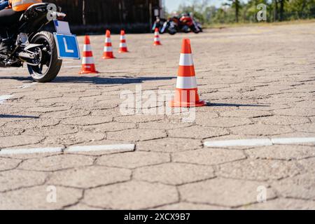 Équitation entre les cônes, leçon à l'école de moto Banque D'Images