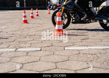 Équitation entre les cônes, leçon à l'école de moto Banque D'Images