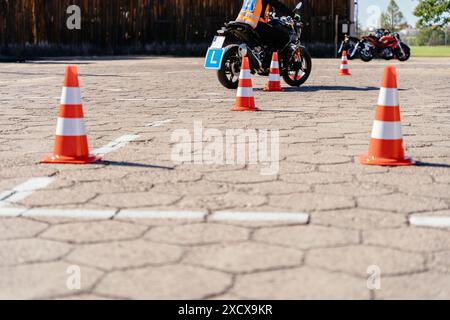 Équitation entre les cônes, leçon à l'école de moto Banque D'Images