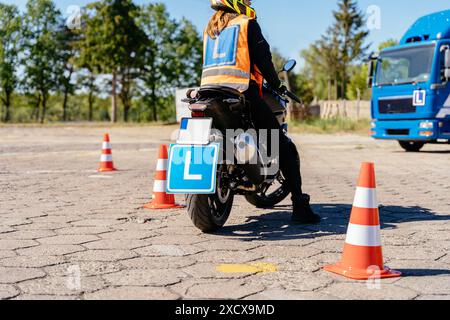 Équitation entre les cônes, leçon à l'école de moto Banque D'Images