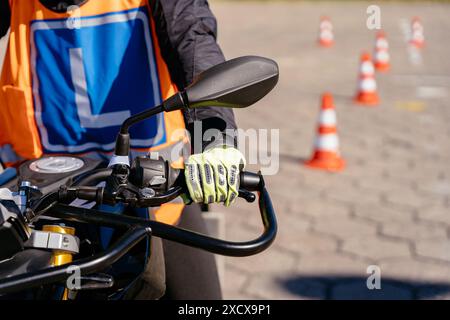 Équitation entre les cônes, leçon à l'école de moto Banque D'Images