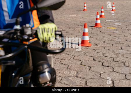 Équitation entre les cônes, leçon à l'école de moto Banque D'Images