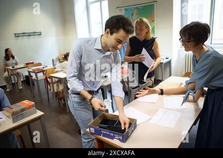 Gli studenti si préparano alla prima prova scritta dell'esame di maturit&#xe0; al liceo classico D'Azeglio a Torino, Italia - Mercoled&#xec;, 19 Giugno 2024 - Cronaca - ( Foto Andrea Alfano/LaPresse ) étudiants se préparant à l'examen final du lycée à L'institut classique D'Azeglio à Turin, Italie - mercredi 19 juin 2024 - Actualités - ( photo Andrea Alfano/LaPresse ) crédit: LaPresse/Alamy Live News Banque D'Images