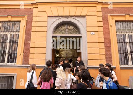 Gli studenti si préparano alla prima prova scritta dell'esame di maturit&#xe0; al liceo classico D'Azeglio a Torino, Italia - Mercoled&#xec;, 19 Giugno 2024 - Cronaca - ( Foto Andrea Alfano/LaPresse ) étudiants se préparant à l'examen final du lycée à L'institut classique D'Azeglio à Turin, Italie - mercredi 19 juin 2024 - Actualités - ( photo Andrea Alfano/LaPresse ) crédit: LaPresse/Alamy Live News Banque D'Images